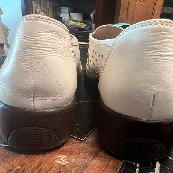 Off white Leather flats. EUC - Picture 6 of 6